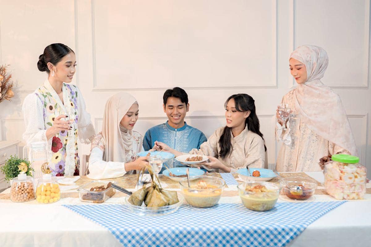 8 Ide Kegiatan Setelah Salat Id, Makan Opor hingga Tukar Hampers!