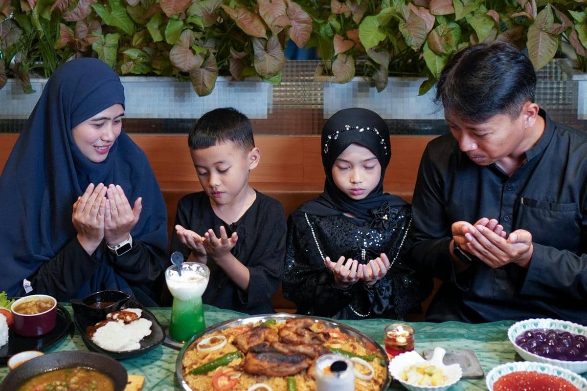 makan bersama keluarga