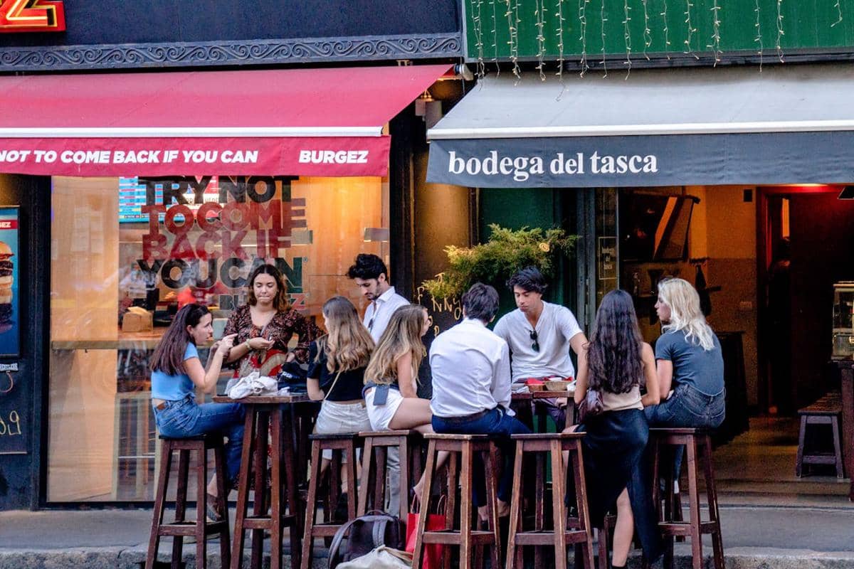 ilustrasi orang-orang yang duduk di meja