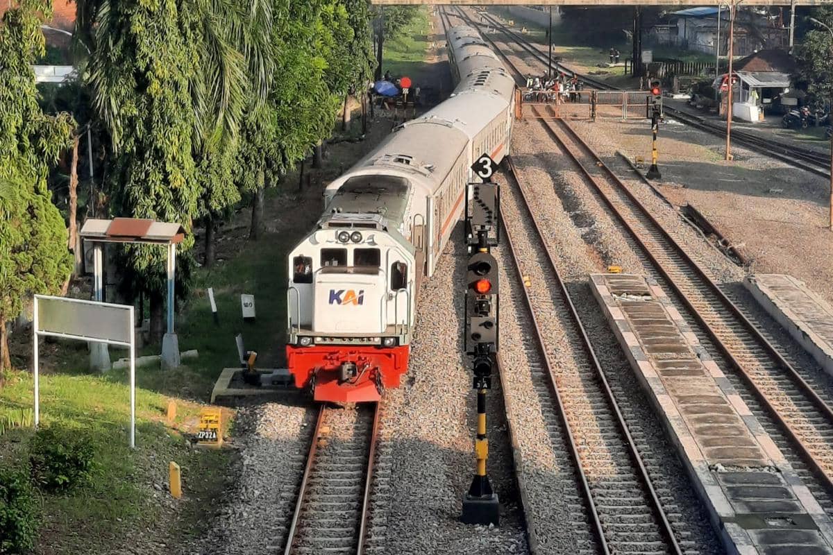 potret kereta api sebagai salah satu transportasi umum untuk mengurangi emisi karbon