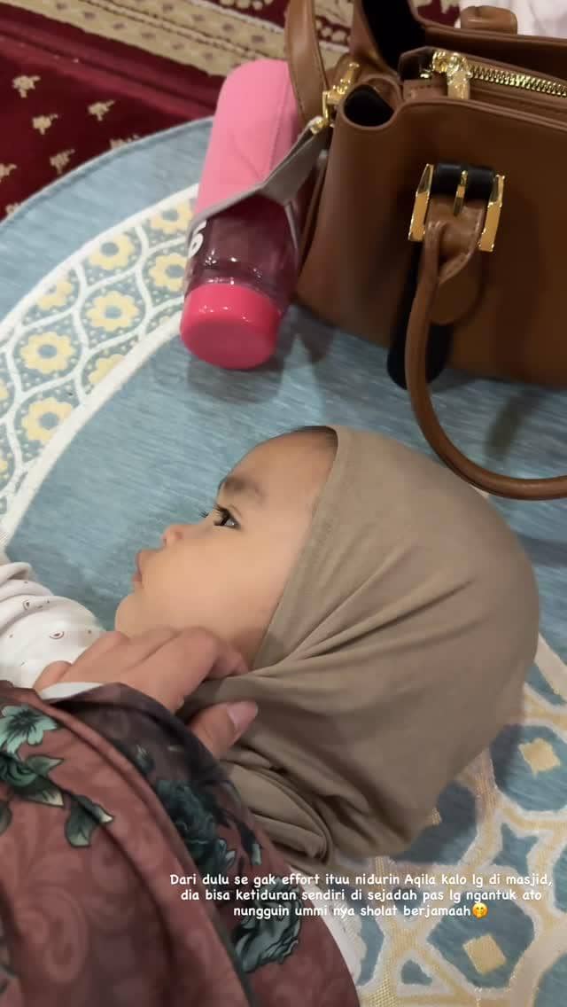 Keluarga Anisa Rahma iktikaf di masjid.
