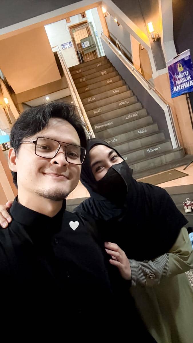 Keluarga Anisa Rahma iktikaf di masjid.