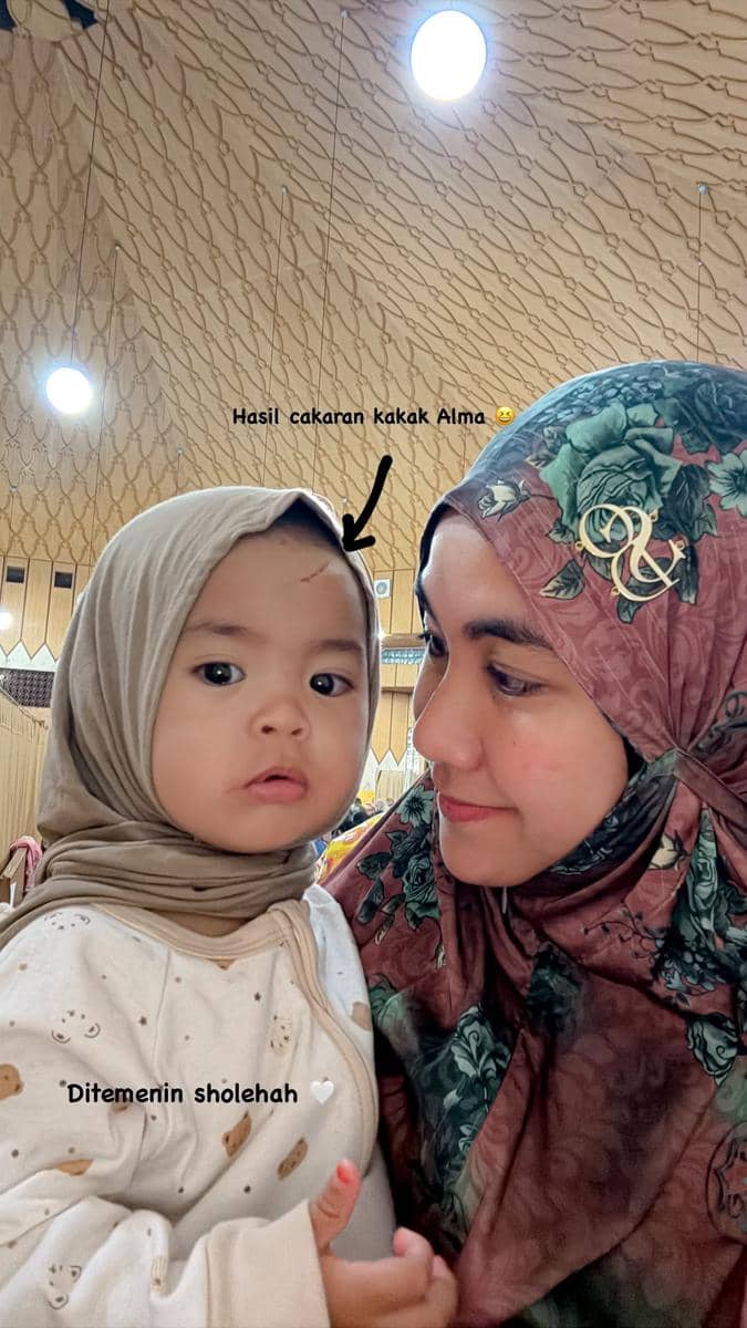 Keluarga Anisa Rahma iktikaf di masjid.