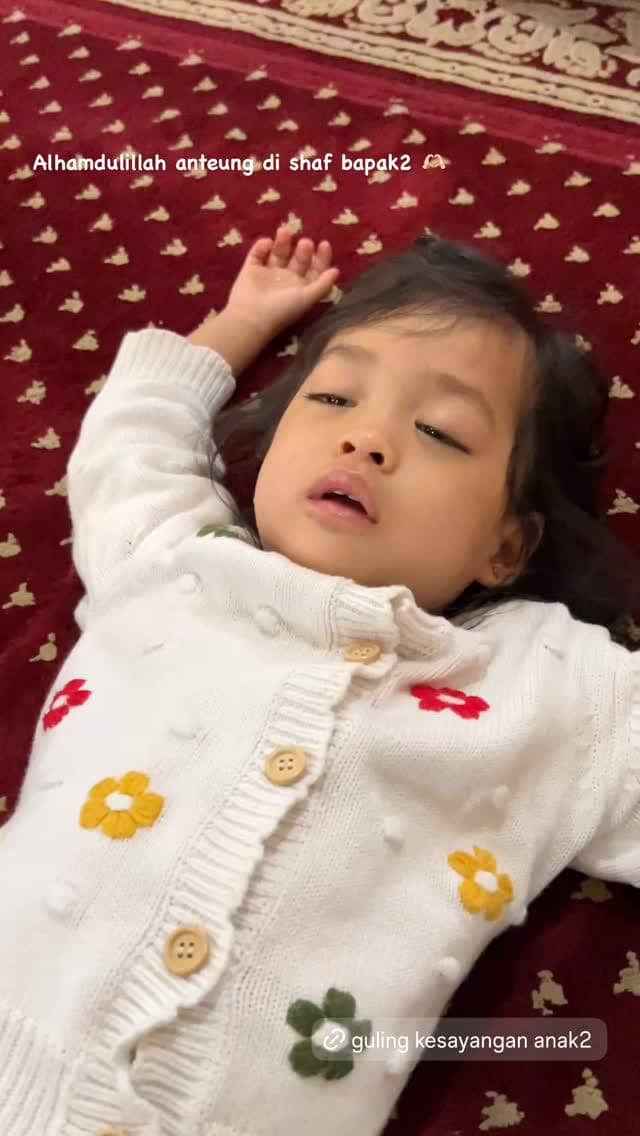 Keluarga Anisa Rahma iktikaf di masjid.