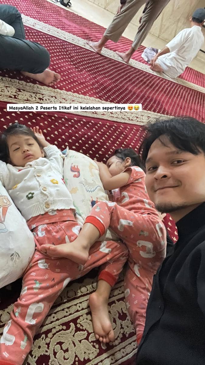 Keluarga Anisa Rahma iktikaf di masjid.