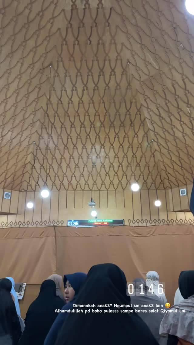 Keluarga Anisa Rahma iktikaf di masjid.