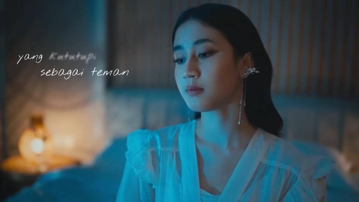 cuplikan video lirik "Tak Pantas Terluka"