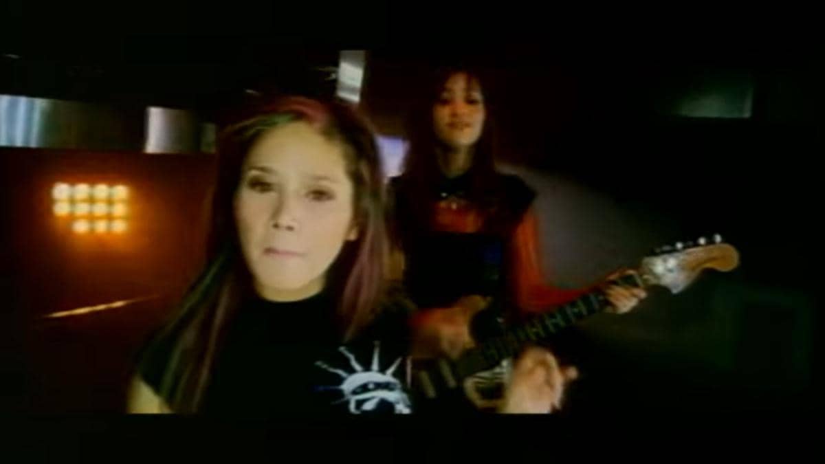 cuplikan video klip "Teman Tapi Mesra"