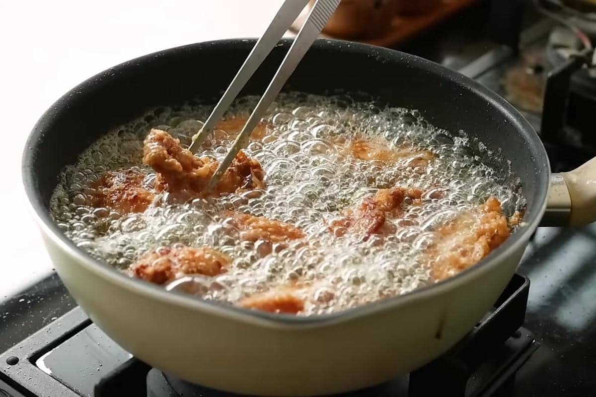 ilustrasi menggoreng sayap ayam goreng terasi 