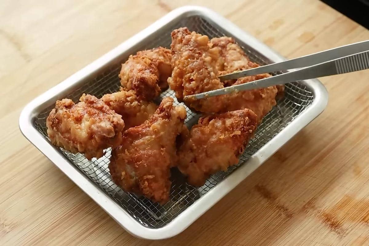 ilustrasi sayap ayam goreng terasi