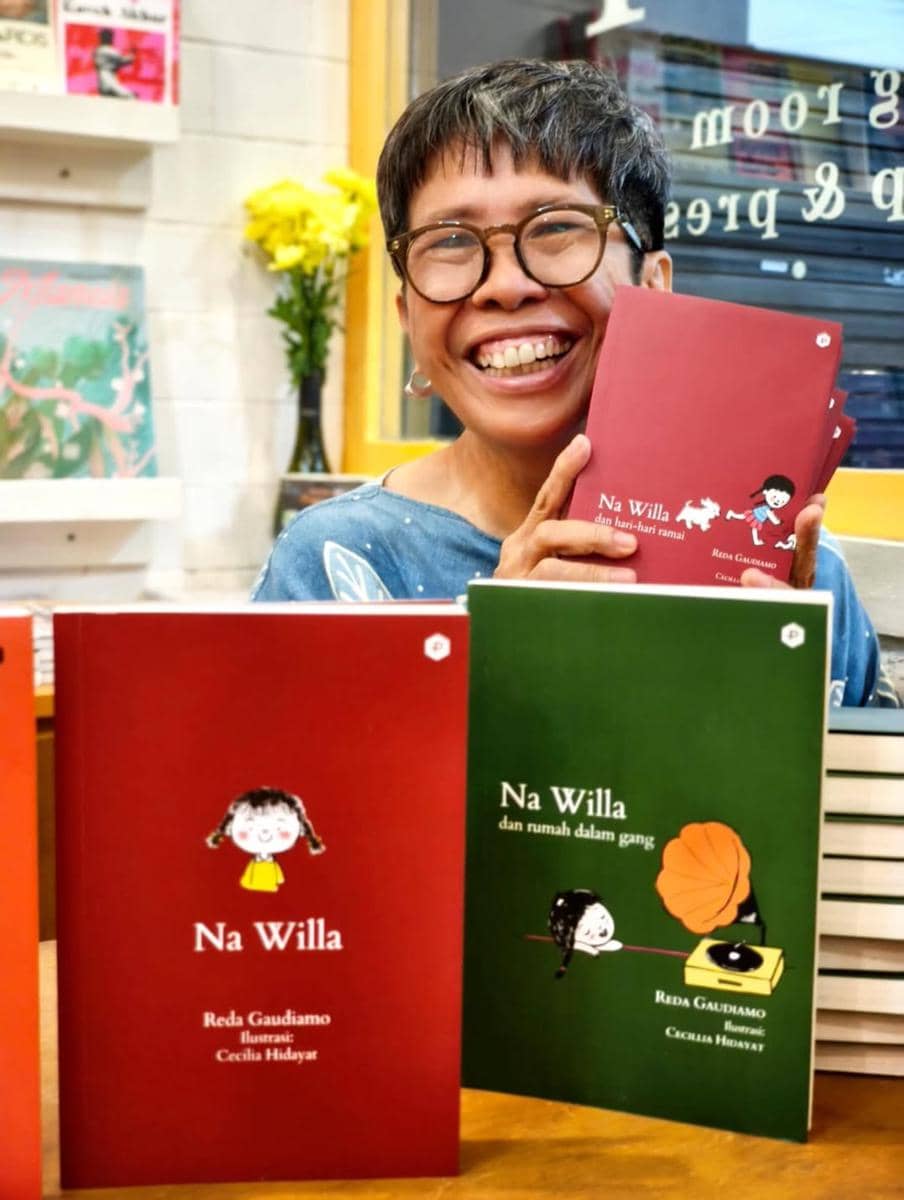Potret Reda Gaudiamo dan buku Na Willa