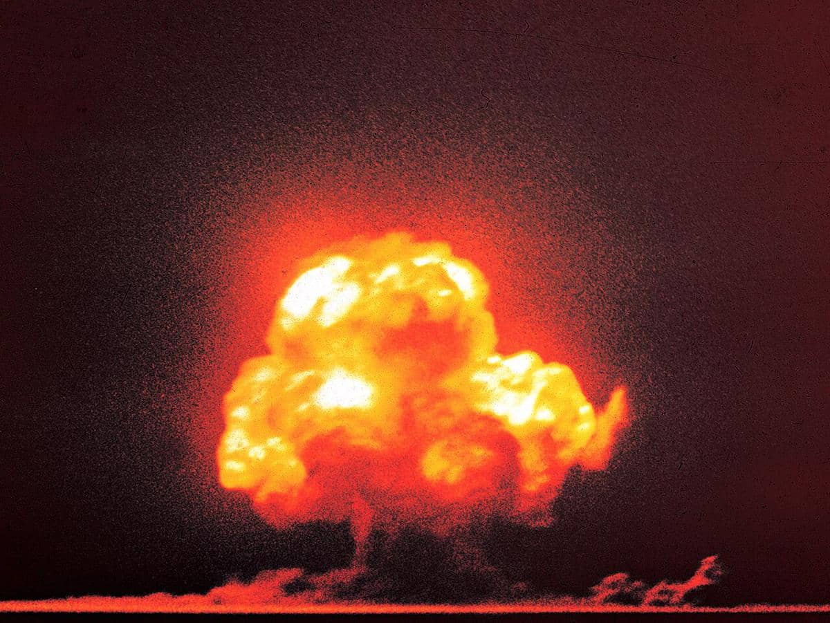 Peristiwa "Trinity", yaitu peledakan senjata nuklir pertama yang dilakukan oleh Amerika Serikat pada tanggal 16 Juli 1945 di New Mexico. 