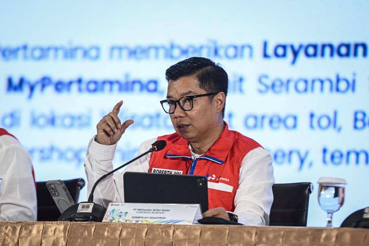 Corsec PT Pertamina Patra Niaga Roberth MV Dumatubun. (ANTARA FOTO/Sulthony Hasanuddin))