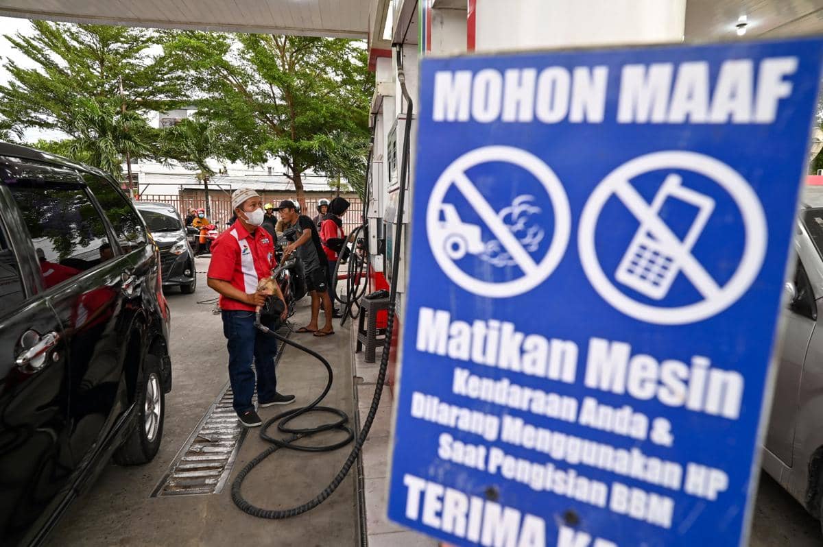 Petugas melayani pembeli BBM jenis Pertalite di salah satu SPBU Pertamina. (ANTARA FOTO/Basri Marzuki)