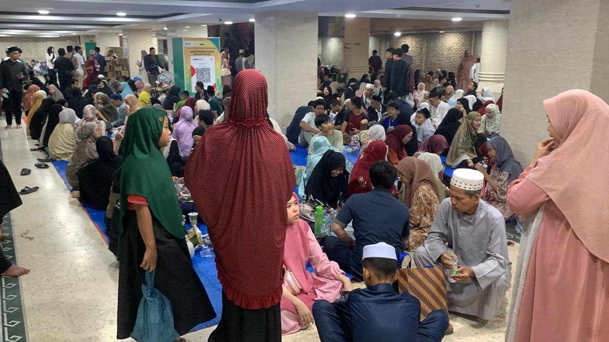 Suasana iktikaf dan sahur bersama di Masjid Agung Medan, Selasa (17/3/2026) (IDN Times/Doni Hermawan)