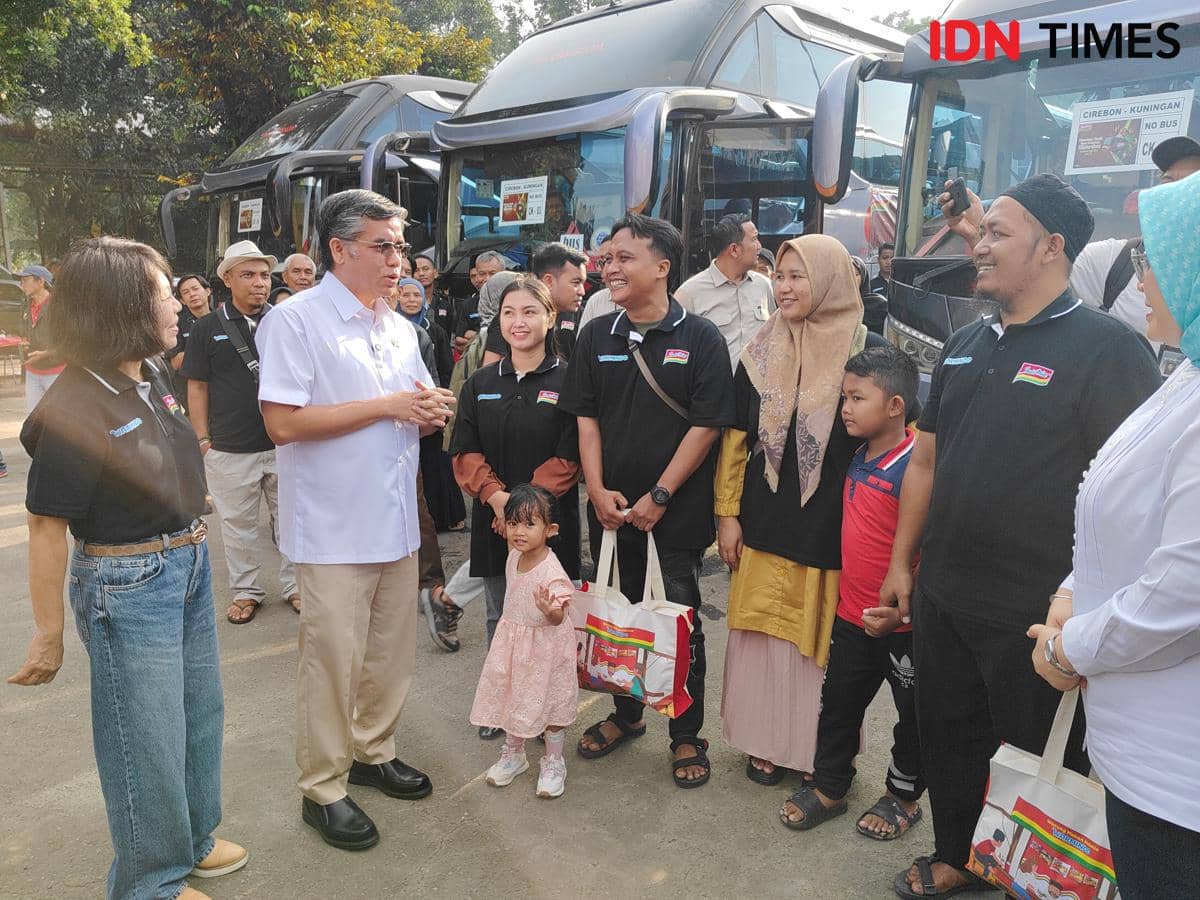 Menteri Ketenagakerjaan (Menaker) RI, Yassierli bertemu pengusaha Warmindo yang ikut Mudik Gratis. (IDN Times/Imam Faishal) 