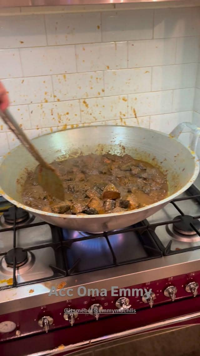 Rendang yang sedang dimasak Bunga Citra Lestari untuk Lebaran 2026