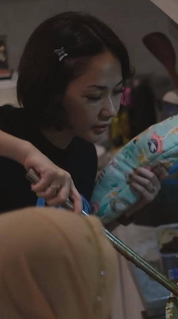 Bunga Citra Lestari mengecek masakan rendangnya yang sudah hampir matang