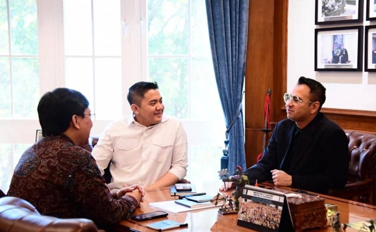 Sekretaris Kabinet Teddy Indra Wijaya bertemu dengan Utusan Khusus Presiden Bidang Pembinaan Generasi Muda dan Pekerja Seni Raffi Ahmad dan Staf Khusus (Stafsus) Presiden Bidang Ekonomi Kreatif Yovie Widianto (Instagram.com/@sekretariat.kabinet)