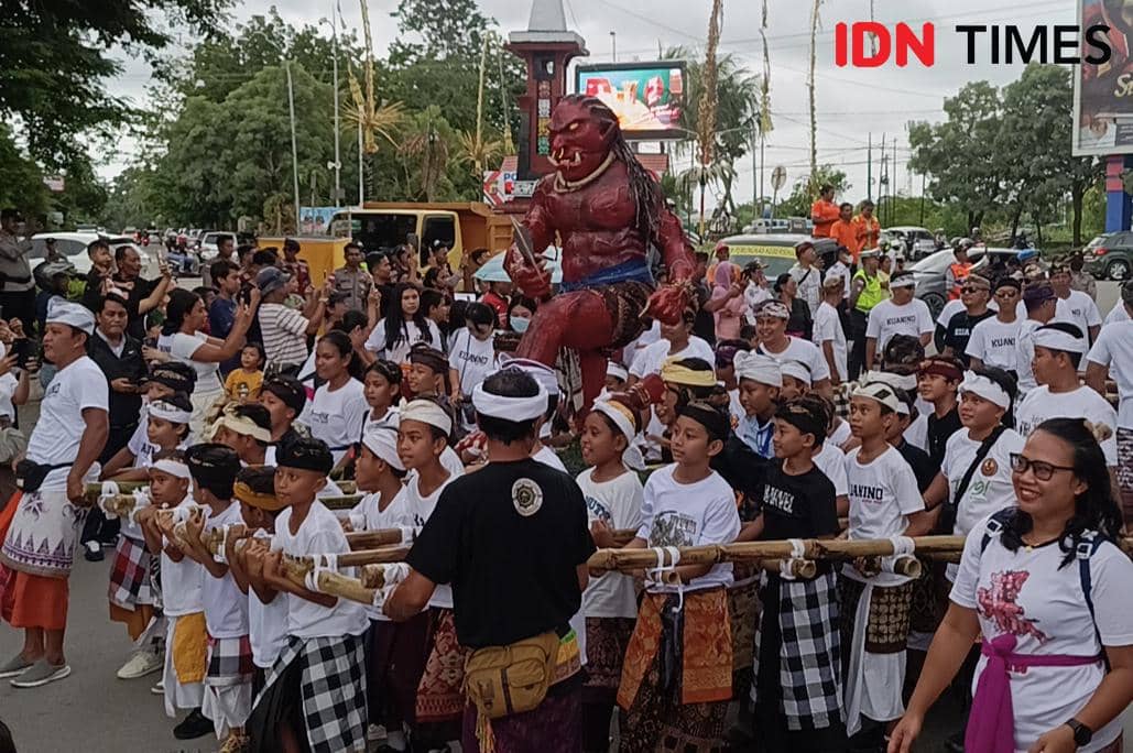 Pawai ogoh-ogoh di Kupang menyambut Nyepi tahun 2026. 