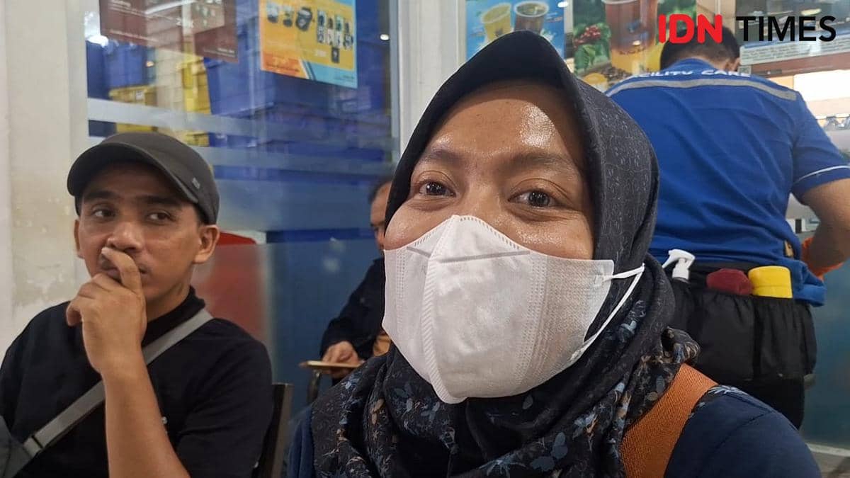 Penumpang bernama Bekti saat ditemui di Stasiun Gambir, Jakarta Pusat, Rabu (18/3/2026)(IDN Times/Yosafat Diva Bayu Wisesa)