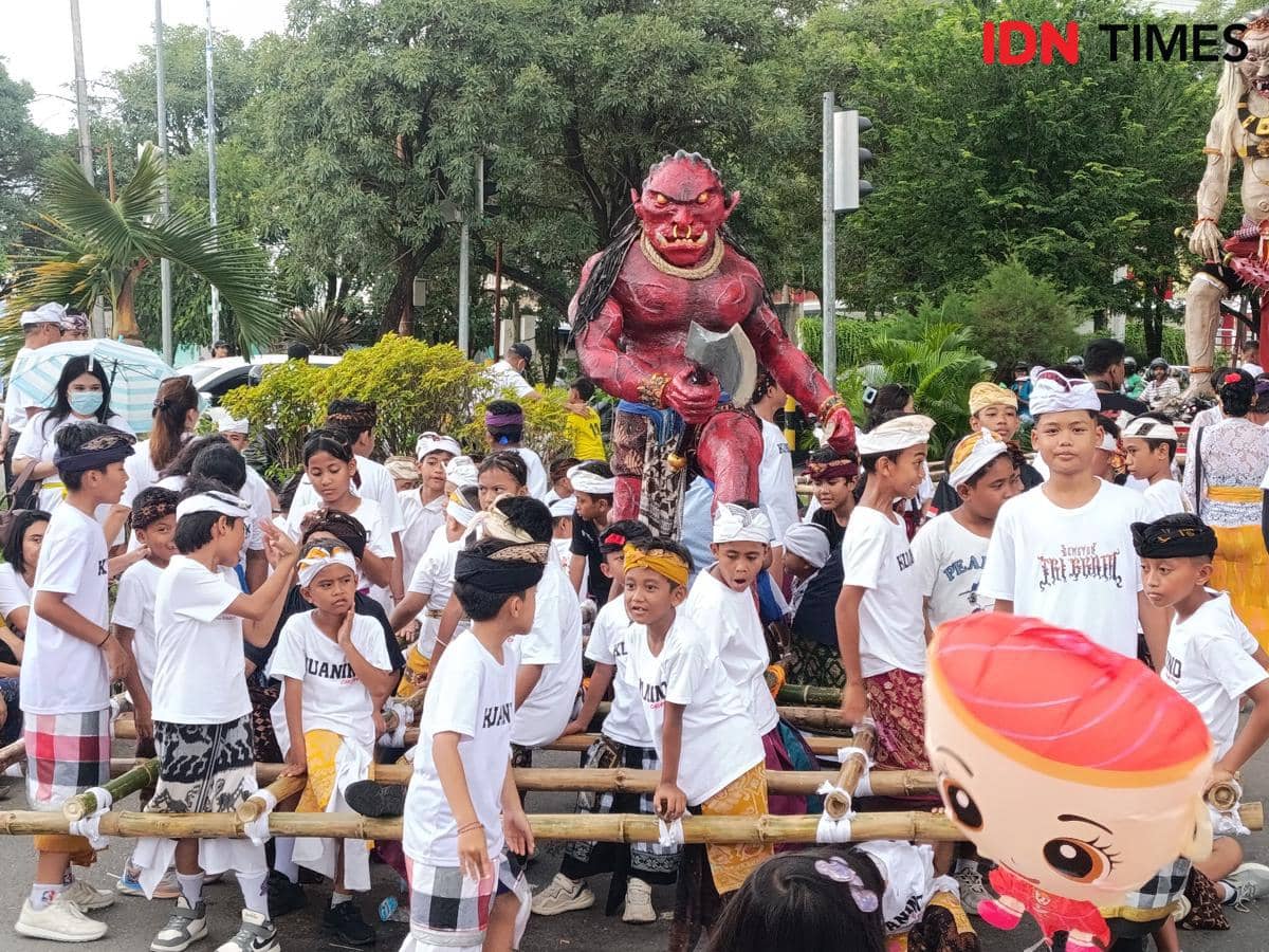 Pawai ogoh-ogoh di Kupang menyambut Nyepi tahun 2026. 