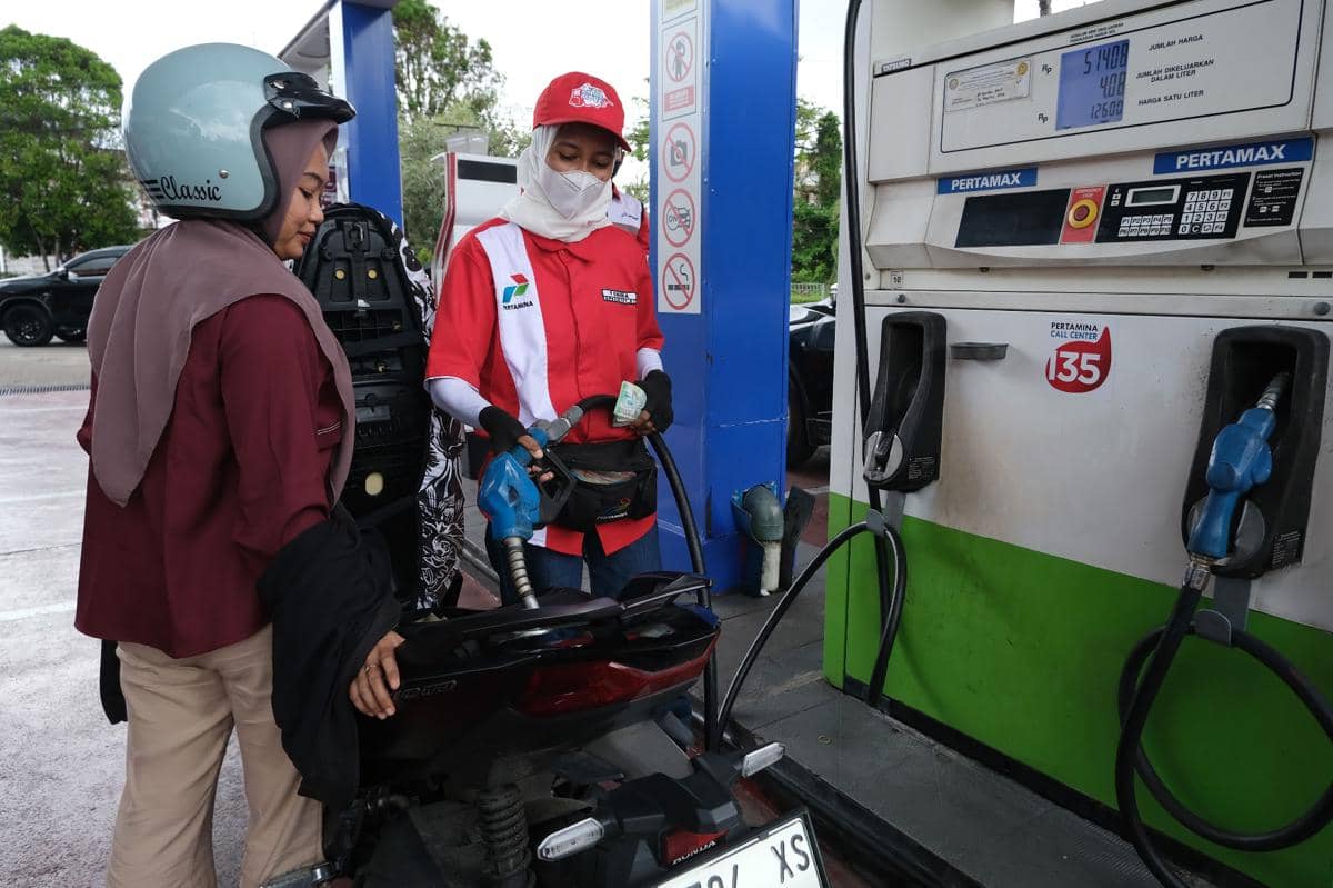Pengendara motor antre mengisi BBM di salah satu SPBU Pertamina. (ANTARA FOTO/Jessica Wuysang)