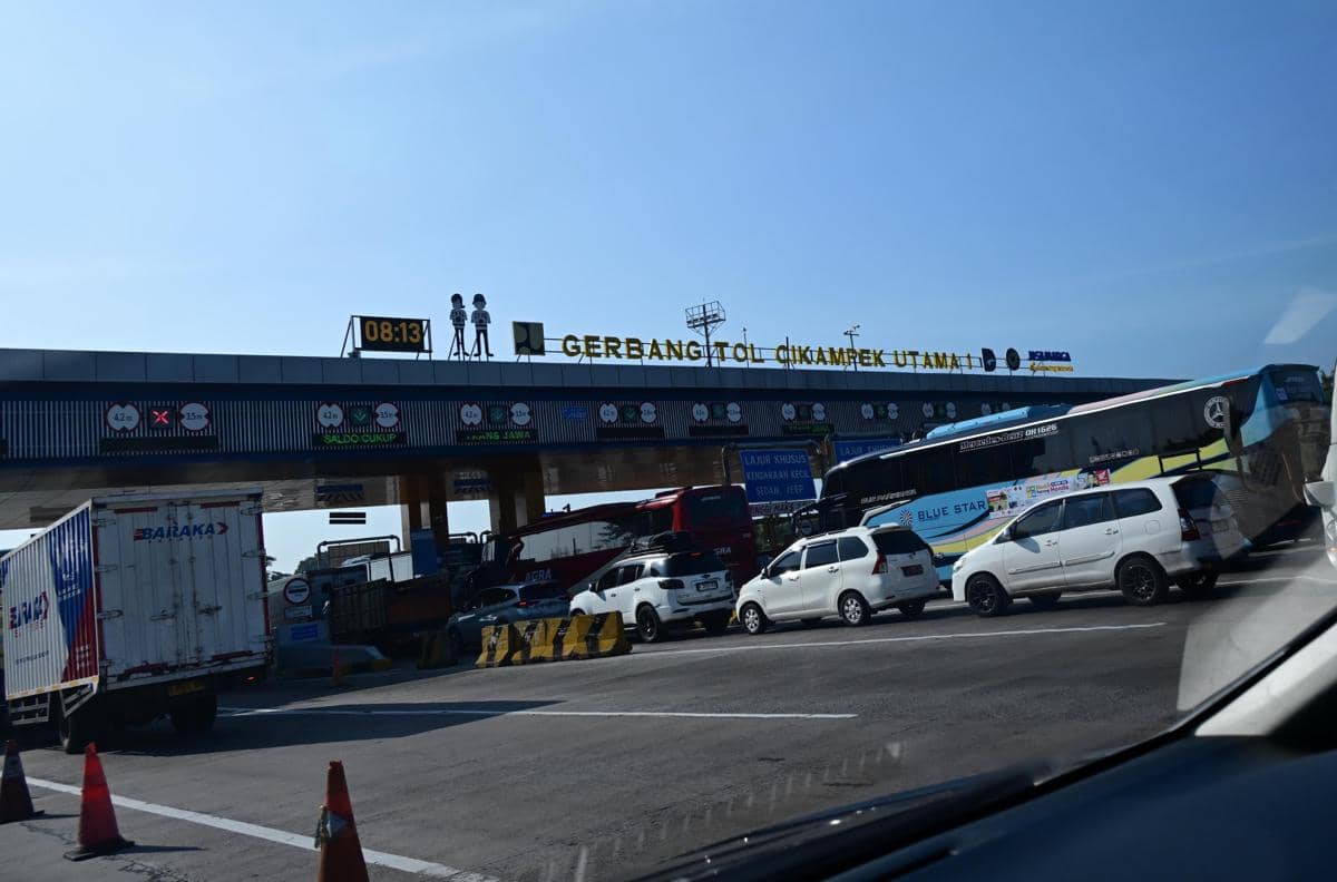 Antrean kendaraan di Gerbang Tol Cikampek Utama