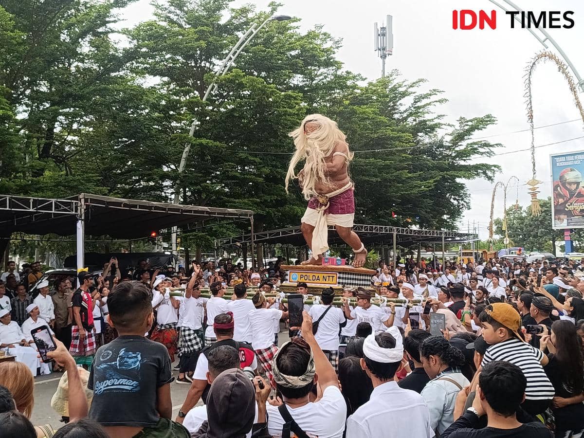 Pawai ogoh-ogoh di Kupang menyambut Nyepi tahun 2026. 