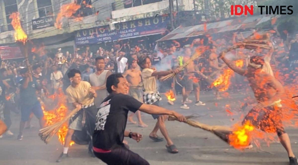 Tradisi Unik Jelang Nyepi di Lombok, Perang Api untuk Tolak Bala