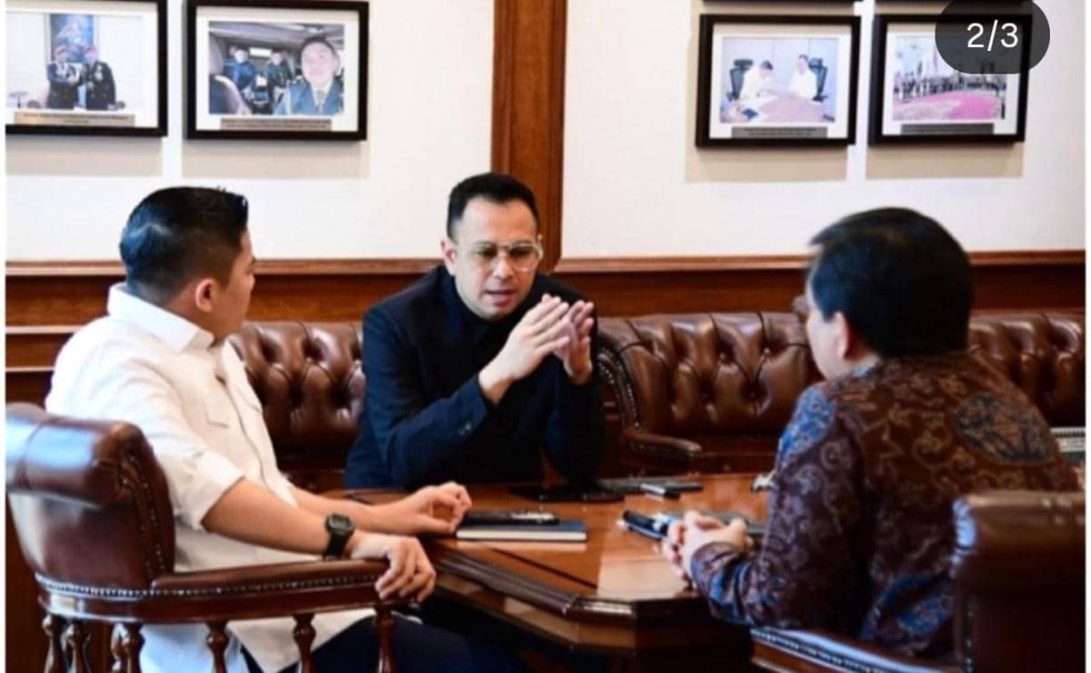 Sekretaris Kabinet Teddy Indra Wijaya bertemu dengan Utusan Khusus Presiden Bidang Pembinaan Generasi Muda dan Pekerja Seni Raffi Ahmad dan Staf Khusus (Stafsus) Presiden Bidang Ekonomi Kreatif Yovie Widianto (Instagram.com/@sekretariat.kabinet)