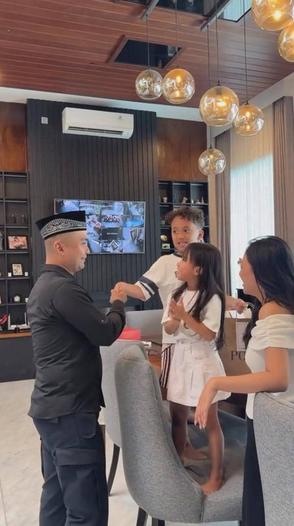 Xabiru ikut membagikan bingkisan Lebaran kepada para ART