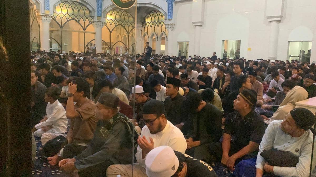Suasana iktikaf di Masjid Agung Medan, Selasa (17/3/2026) (IDN Times/Doni Hermawan)