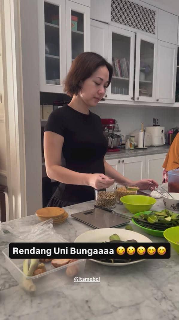 Bunga Citra Lestari sedang mempersiapkan bumbu rendang yang akan ia masak