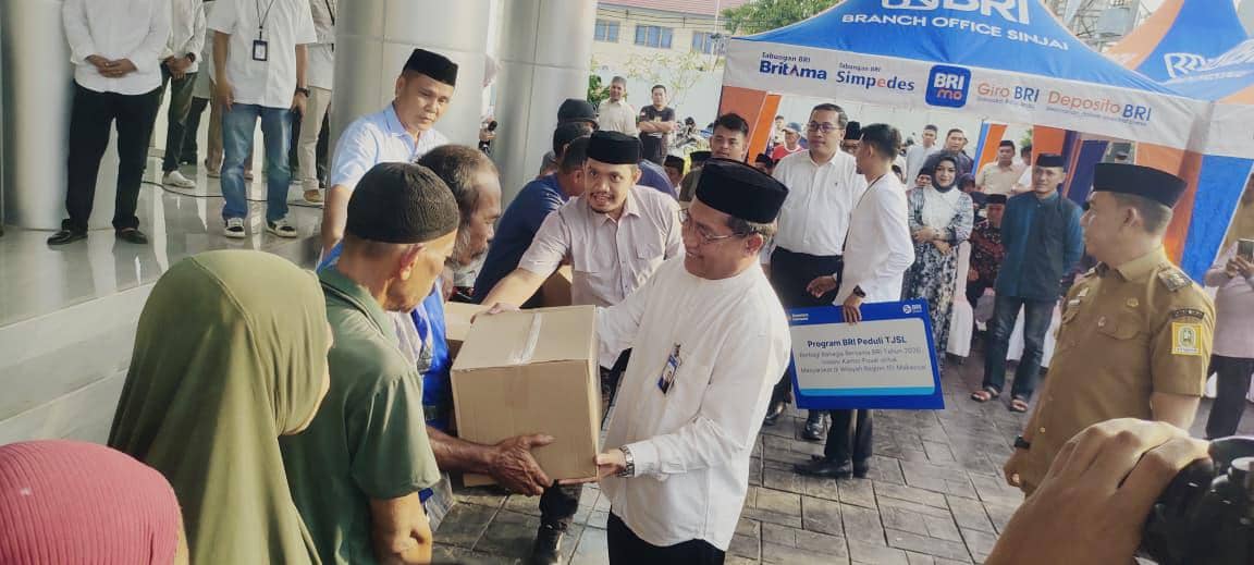 BRI Makassar Bagikan 2.500 Paket Sembako untuk Masyarakat Miskin