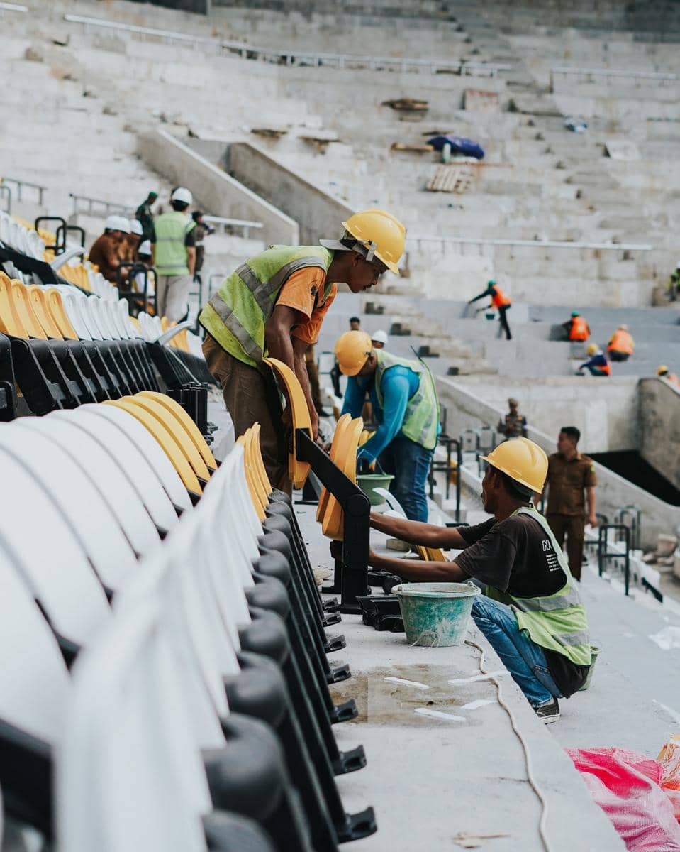 Wali Kota Medan Rico Waas saat memantau progres pemasangan single seat Stadion Teladan, Selasa (17/3/2026) (dok.Tim Media Rico Waas)