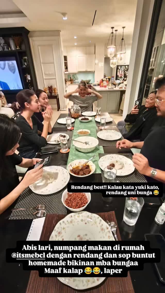 Sahabat dan keluarga menikmati rendang bikinan Bunga Citra Lestari di atas meja makan