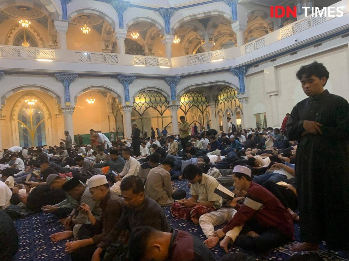 Berburu Lailatul Qadar, Malam Iktikaf Ribuan Gen Z di Masjid Agung Medan