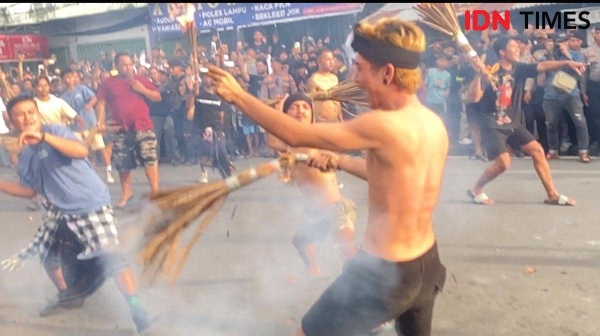 Tradisi perang api menjelang Hari Raya Nyepi di Kota Mataram