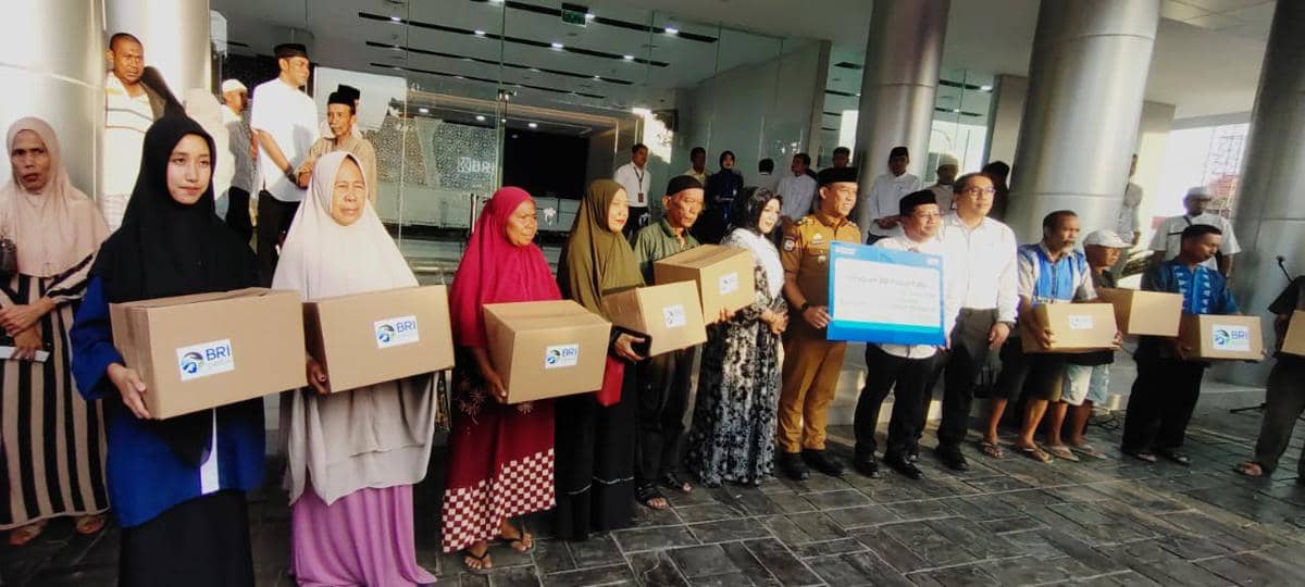Penyerahan paket sembako secara simbolis kepada anak-anak panti asuhan di Aula BRI Region 15 Makassar, Jumat (13/3/2025). (Dok. BRI Makassar) 