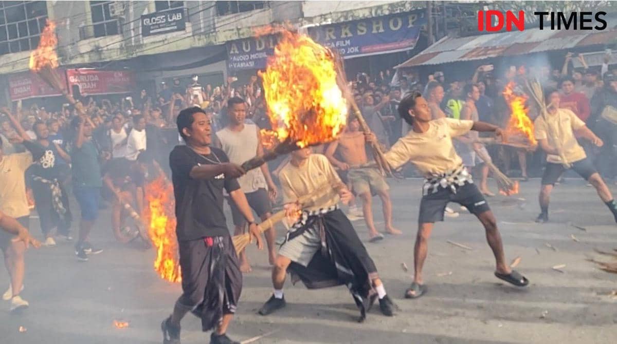 Tradisi perang api menjelang Hari Raya Nyepi di Kota Mataram.
