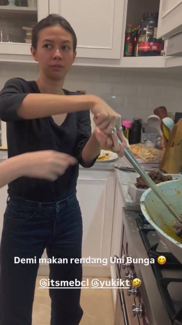 Yuki Kato ikut membantuk Bunga Citra Lestari memasak rendang untuk Lebaran 2026