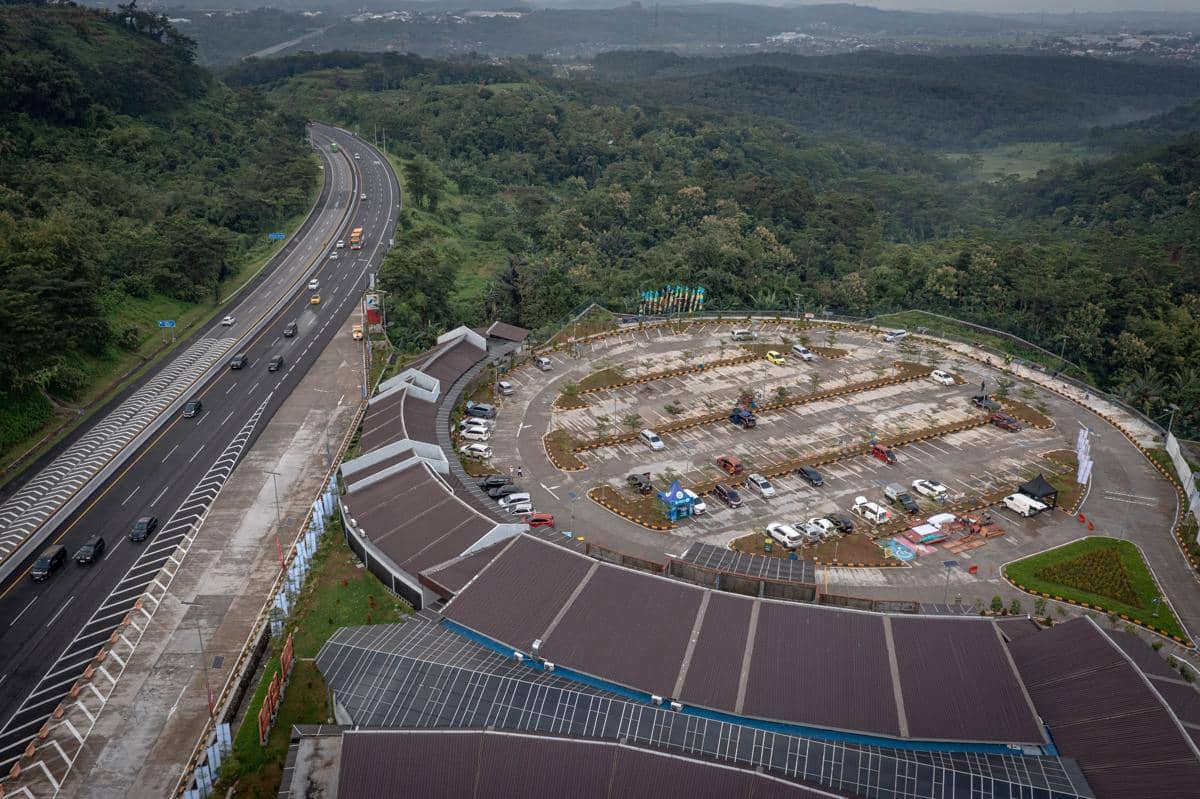 Foto udara suasana tempat istirahat dan pelayanan (rest area) KM 439A Lemahireng, Tol Trans Jawa ruas SemarangâSolo, Bawen, Kabupaten Semarang, Jawa Tengah, Senin (16/3/2026). ( ANTARA FOTO/Aji Styawan)