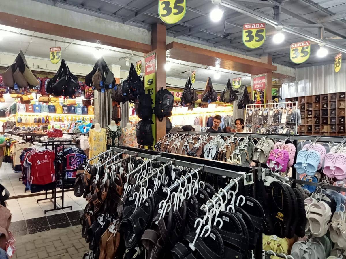 Jelang Lebaran, Warga Rangkasbitung Serbu Toko Serba Rp35 Ribu