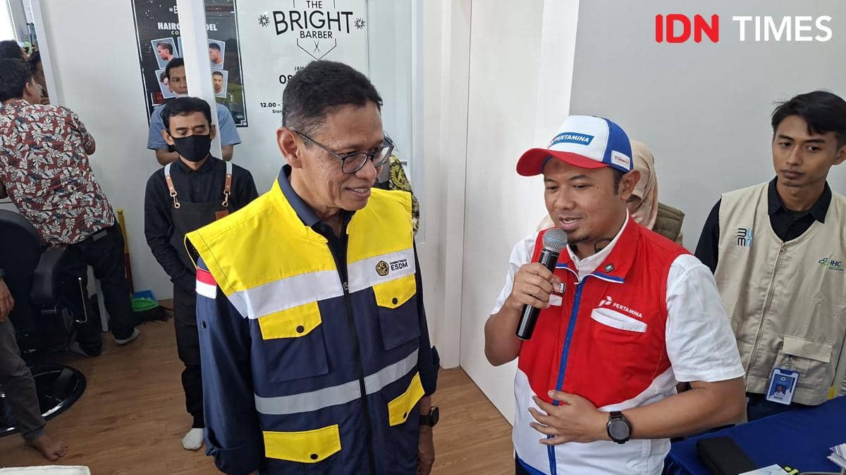 Wakil Menteri Energi dan Sumber Daya Mineral (ESDM), Yuliot Tanjung (kiri) saat melihat layanan Serambi MyPertamina di Rest Area KM 379A Batang, Selasa (18/3/2026). (IDN Times/Dhana Kencana)