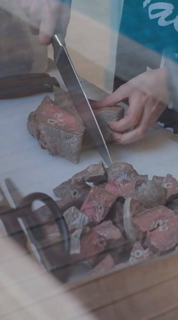 Bunga Citra Lestari sedang memotong-motong daging sapi untuk diolah menjadi rendang