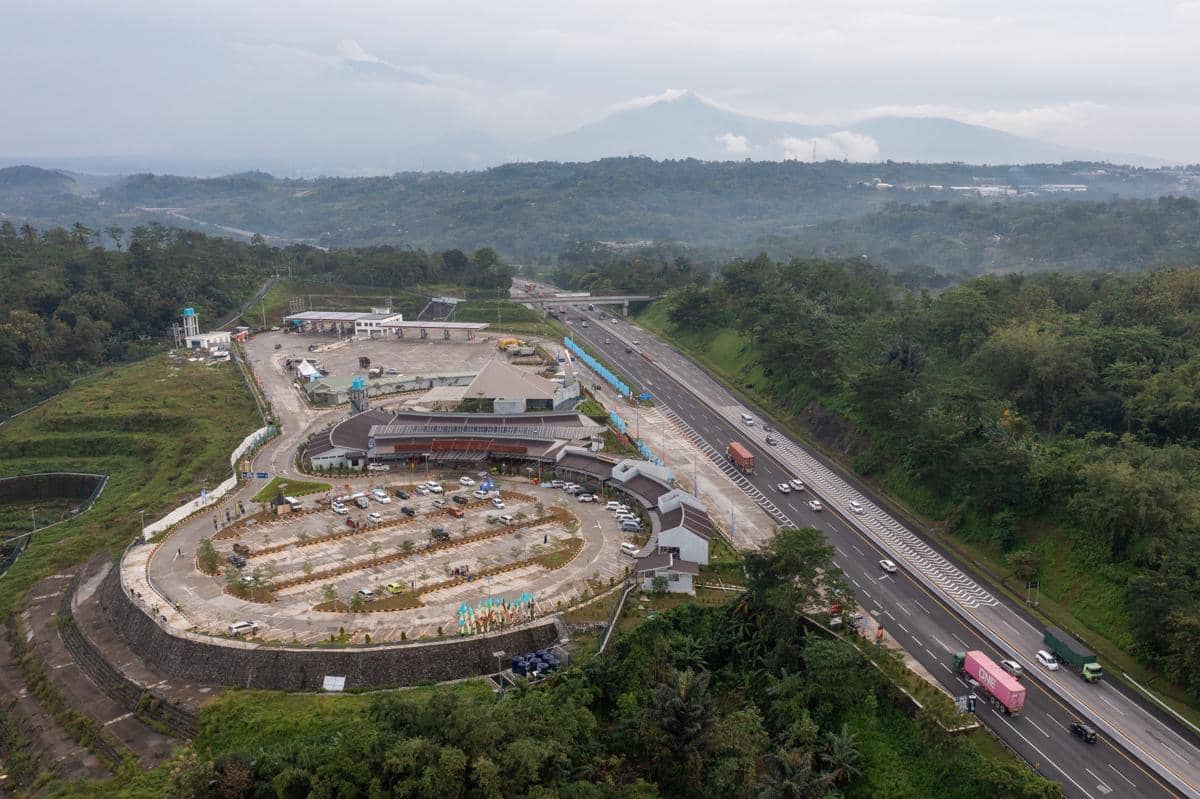 Foto udara suasana tempat istirahat dan pelayanan (rest area) KM 439A Lemahireng, Tol Trans Jawa ruas SemarangâSolo, Bawen, Kabupaten Semarang, Jawa Tengah, Senin (16/3/2026). ( ANTARA FOTO/Aji Styawan)