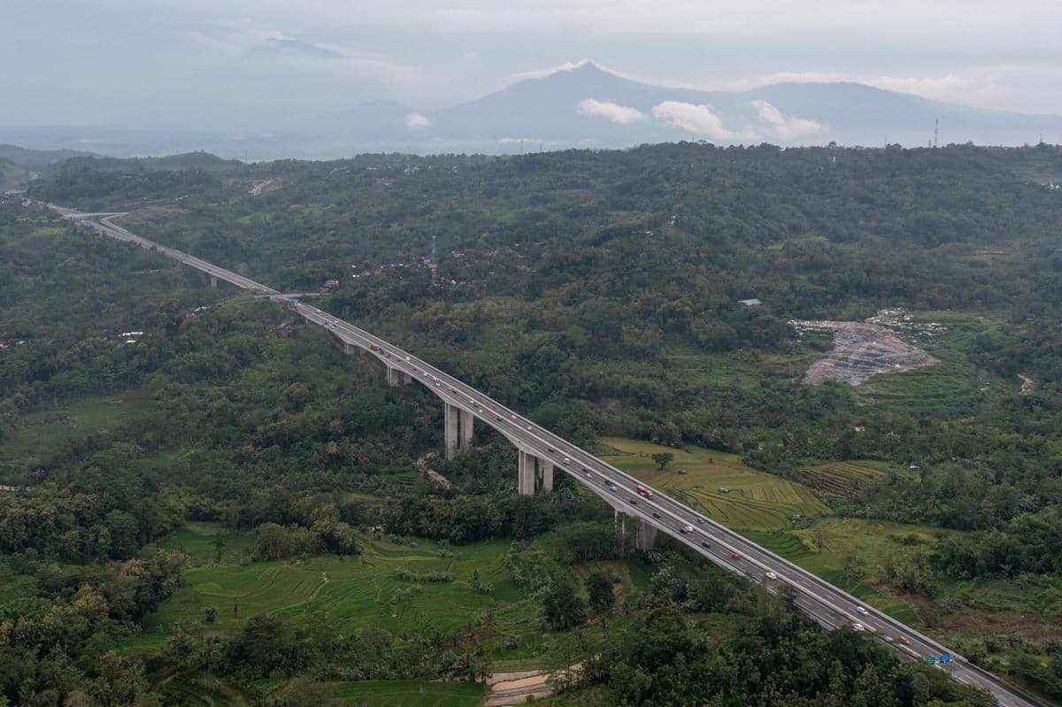 Foto udara sejumlah kendaraan melaju di Jembatan Lemahireng I Tol Trans Jawa Semarang-Solo KM 440A dan B, Bawen, Kabupaten Semarang, Jawa Tengah. (ANTARA FOTO/Aji Styawan)