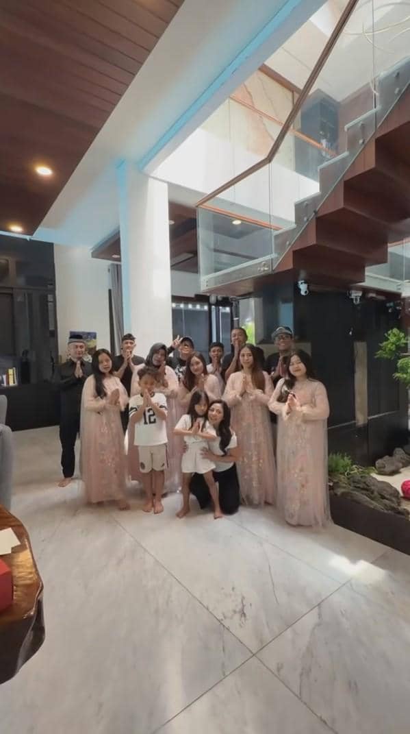 Rachel Vennya dan para ART foto bersama sebelum ditinggal mudik