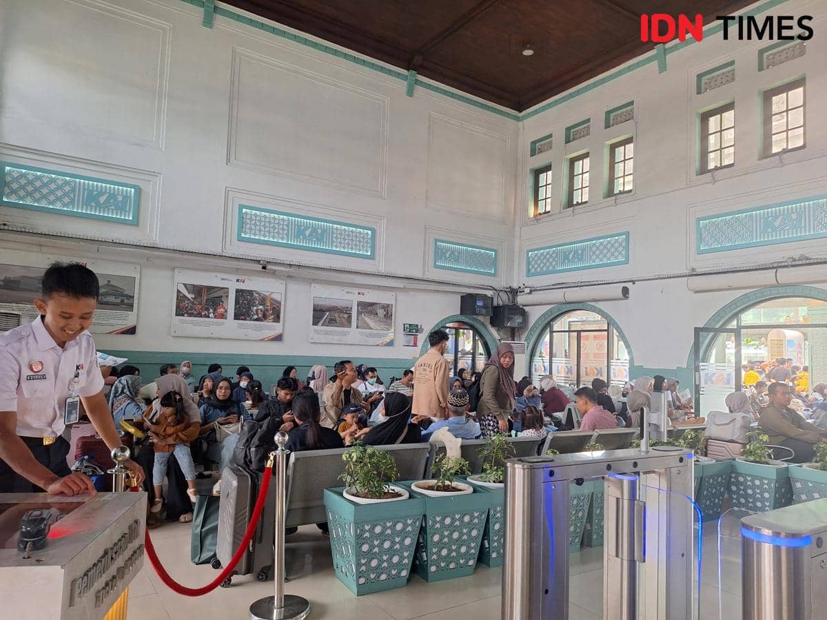 Suasana stasiun Pasar Senen, Jakarta di momen arus mudik Lebaran 2026 (IDN Times/Lia Hutasoit)